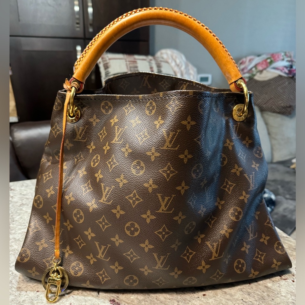 AUTHENTIC GORGEOUS LOUIS VUITTON Monogram Canvas Artsy MM shoulder bag.🥰